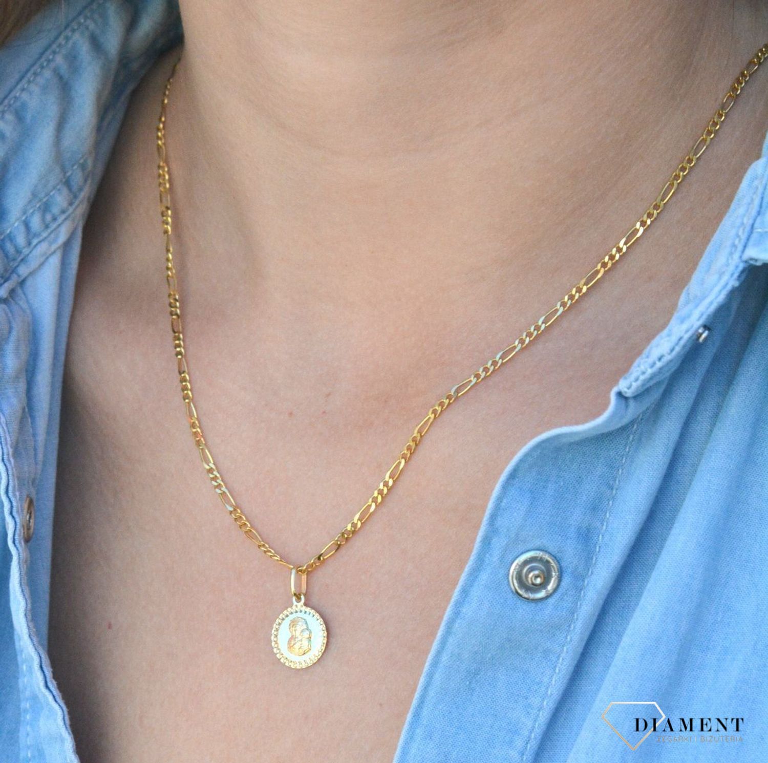 Złota zawieszka medalik okrągły Matka Boska ZA 3161 333. Medalik będący wspaniałą pamiątką i prezentem z okazji chrztu, komunii czy bierzmowania. Zawieszka wykonana ze złota próby 333. Piękna biżuteria o bogatej symbolice rel.jpg